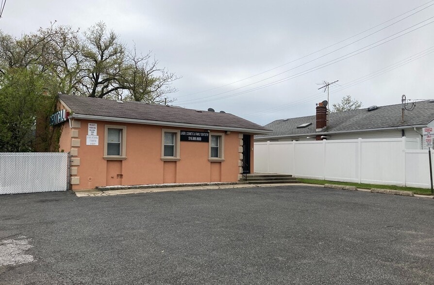 99 Warwick Rd, Island Park, NY for sale - Building Photo - Image 1 of 1