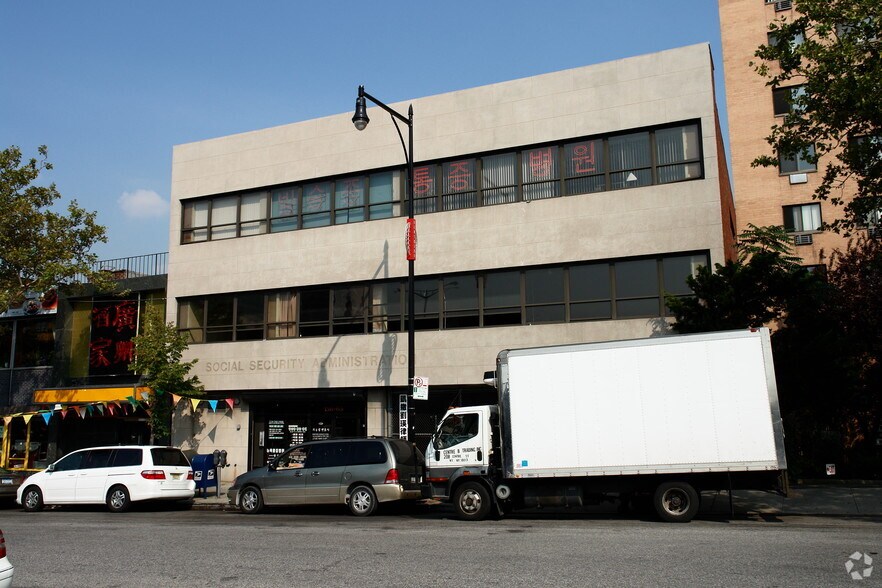 136-65 37th Ave, Flushing, NY for sale - Primary Photo - Image 1 of 1