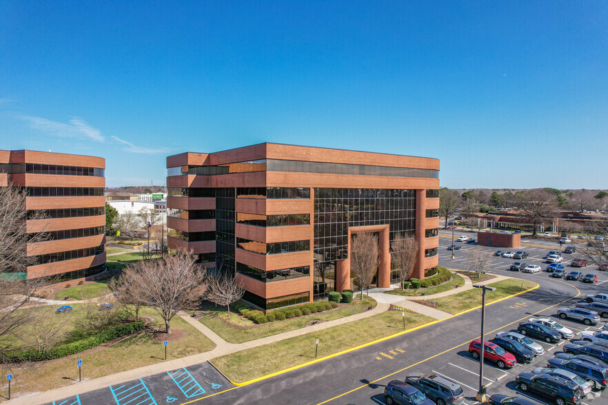 860 Greenbrier Cir, Chesapeake, VA for lease - Building Photo - Image 2 of 22