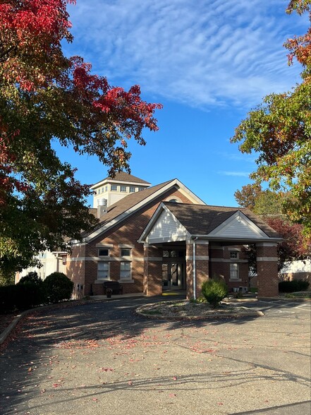 7951 Pittsburg Ave NW, Canton, OH for sale - Building Photo - Image 1 of 15