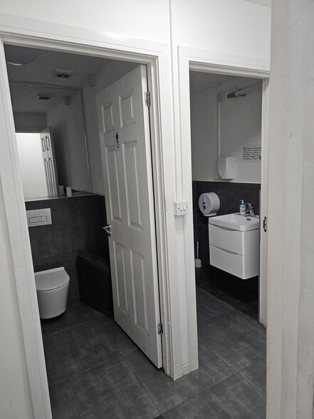 3 liffords Place, London for lease - Interior Photo - Image 3 of 4