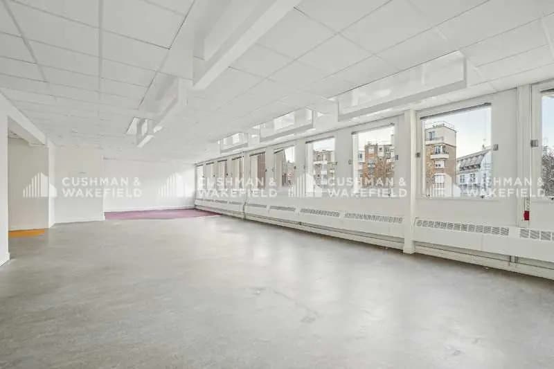 Office in Paris for lease Interior Photo- Image 1 of 3