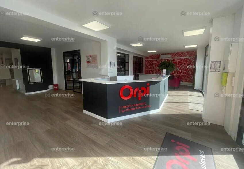 Retail in Saint-Quentin for lease - Building Photo - Image 3 of 5