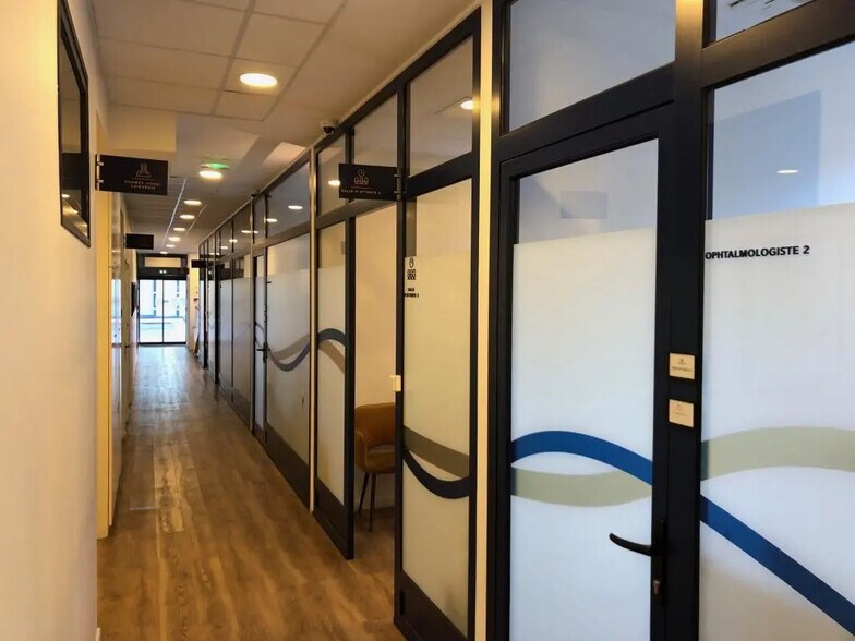 Retail in Paris for lease - Interior Photo - Image 1 of 4