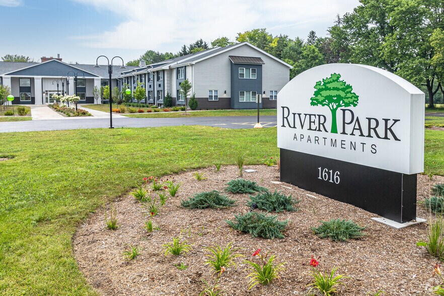 1616 W Bender Rd, Glendale, WI for sale - Primary Photo - Image 1 of 1