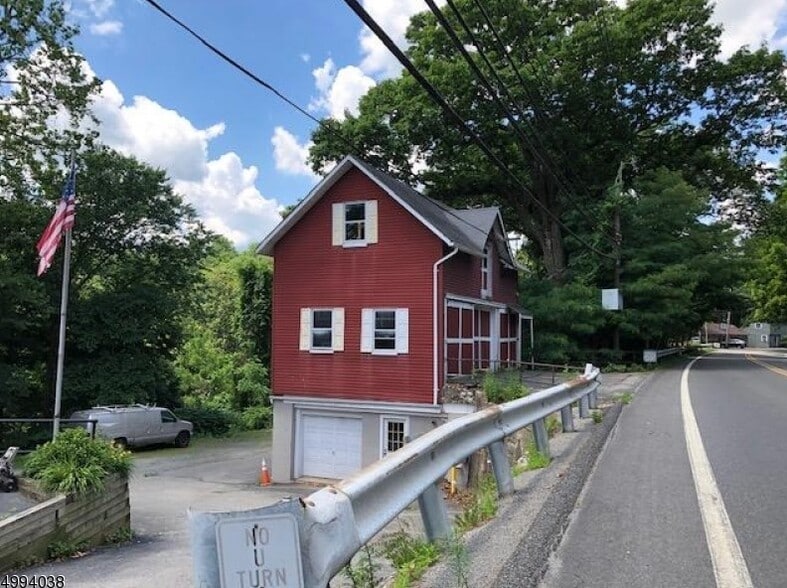 211 Hamburg Tpke, Bloomingdale, NJ 07403