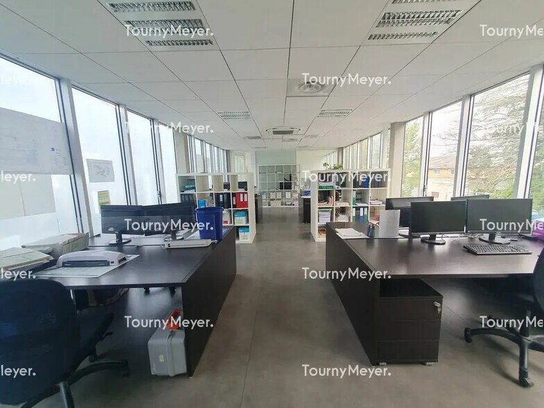 Industrial in Le Haillan for lease - Interior Photo - Image 2 of 7