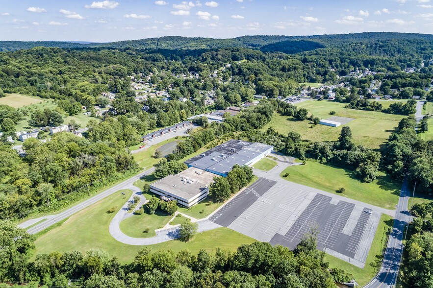 400 E Wyomissing Ave, Mohnton, PA for sale - Building Photo - Image 1 of 1