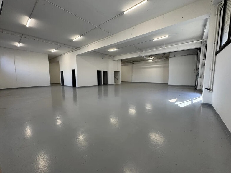 Flex in Nanterre for lease - Interior Photo - Image 3 of 10