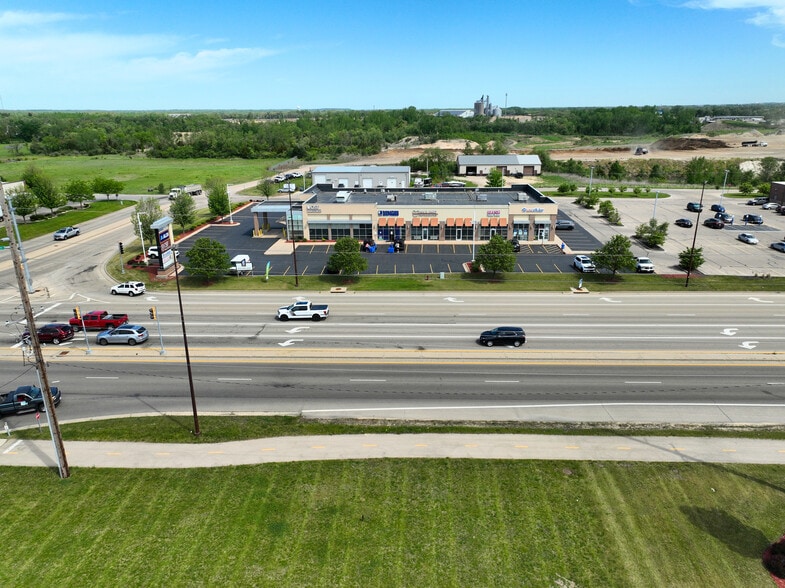 4670 E Rockton Rd, Roscoe, IL for lease - Building Photo - Image 3 of 6