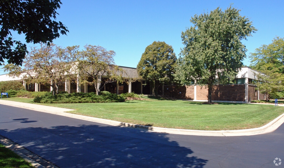 100 E Palatine Rd, Wheeling, IL for lease - Primary Photo - Image 1 of 3