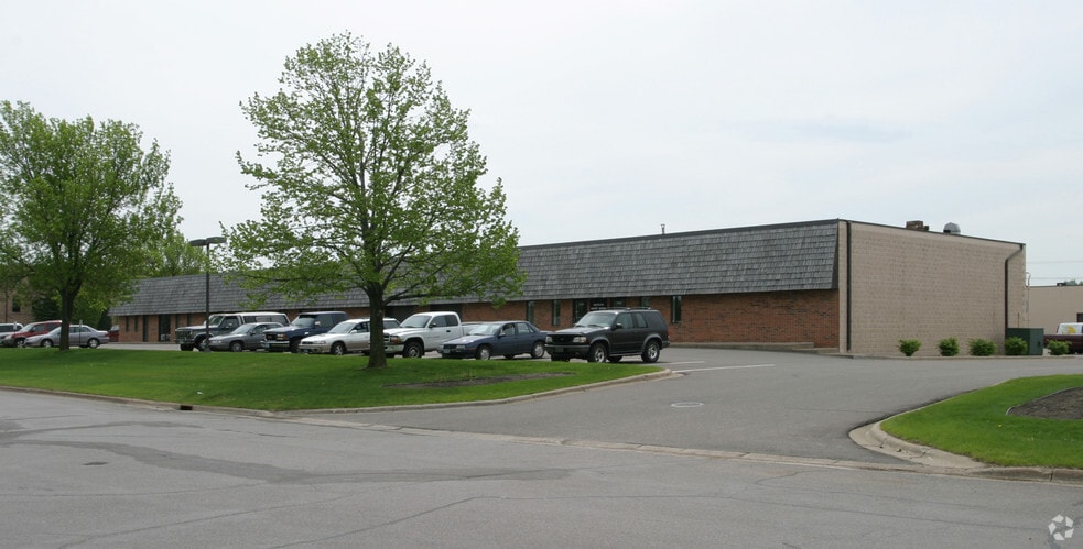 7251-7281 Commerce Cir E, Fridley, MN for lease - Building Photo - Image 1 of 13