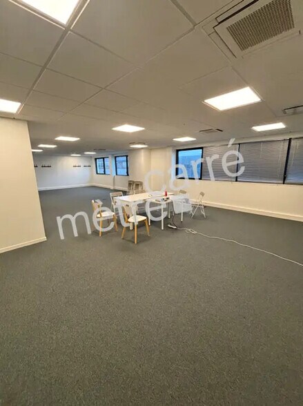 Flex in Carquefou for lease - Interior Photo - Image 2 of 7