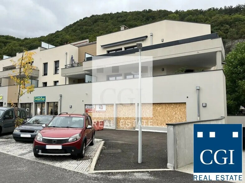 Retail in Noyarey for lease - Building Photo - Image 1 of 11