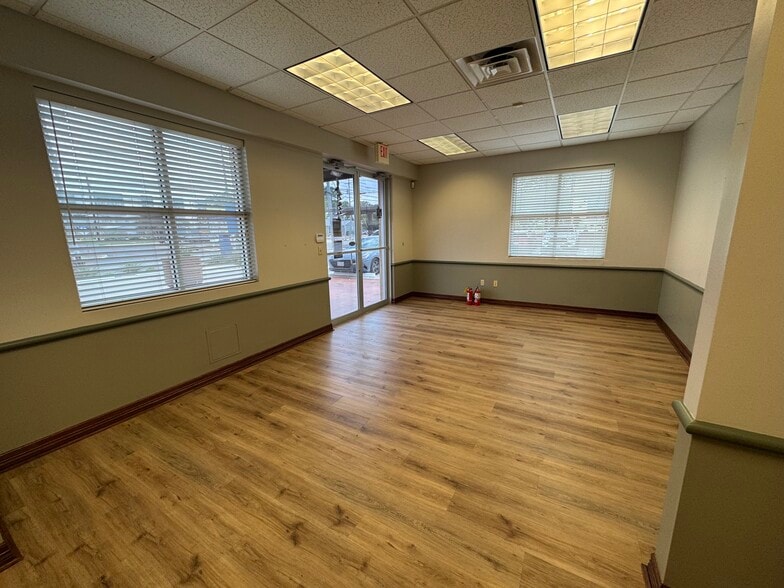 306 W Sunset Rd, San Antonio, TX for lease - Building Photo - Image 3 of 9