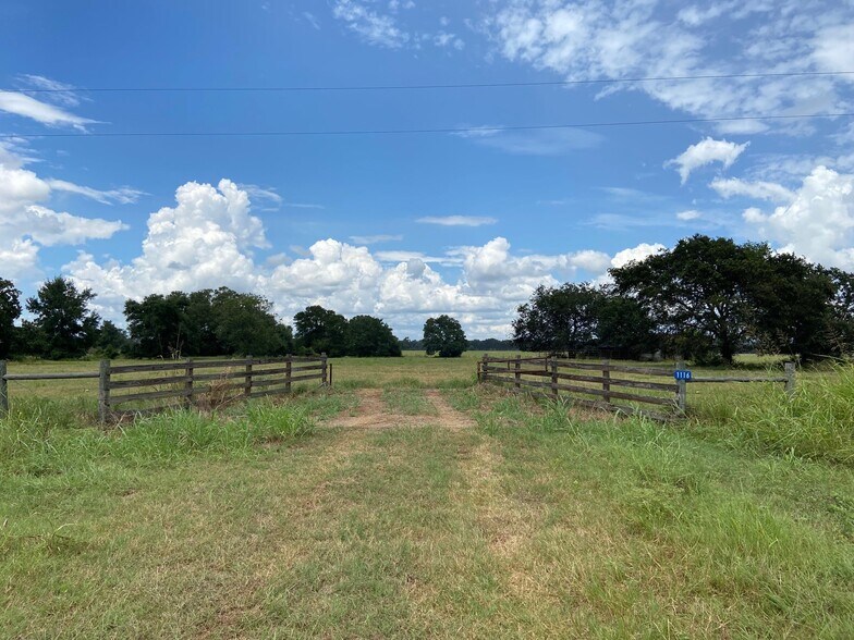 1116 Hwy 290 W, Carmine, TX 78932