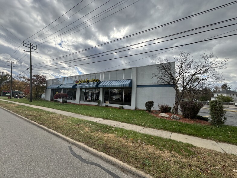 32315 Grand River Ave, Farmington, MI for lease - Building Photo - Image 3 of 13