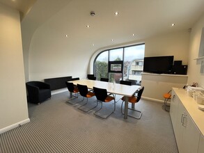 2 Lime Walk, Oxford for lease Interior Photo- Image 2 of 3