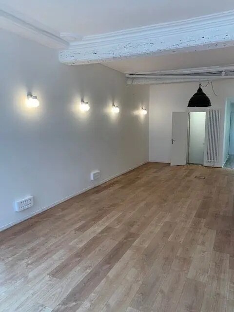 Office in Paris for lease Interior Photo- Image 1 of 4