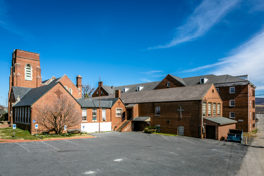 100 Maple Ave, Waynesboro, VA for sale - Building Photo - Image 1 of 1