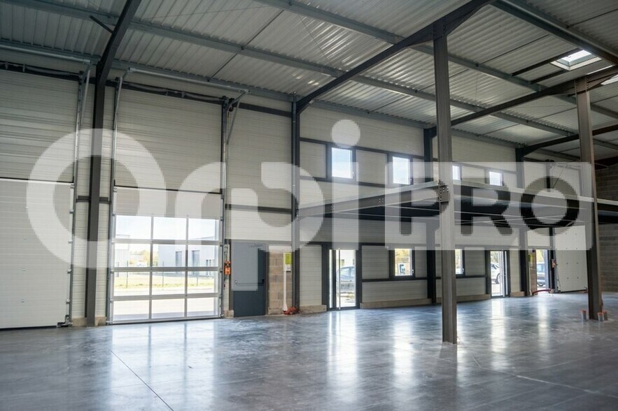 Flex in Saint-Rémy for lease - Interior Photo - Image 2 of 6