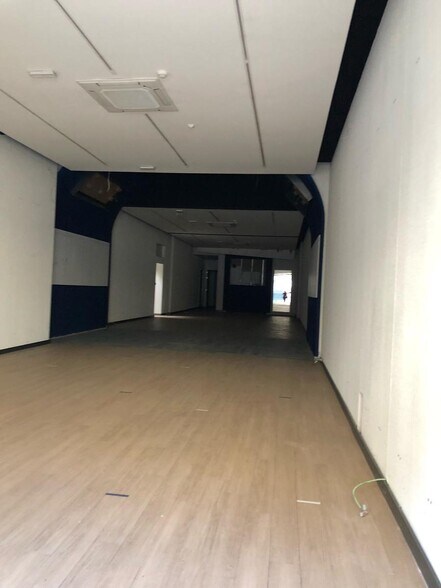 60 Rue Serpenoise, Metz for lease - Interior Photo - Image 2 of 4