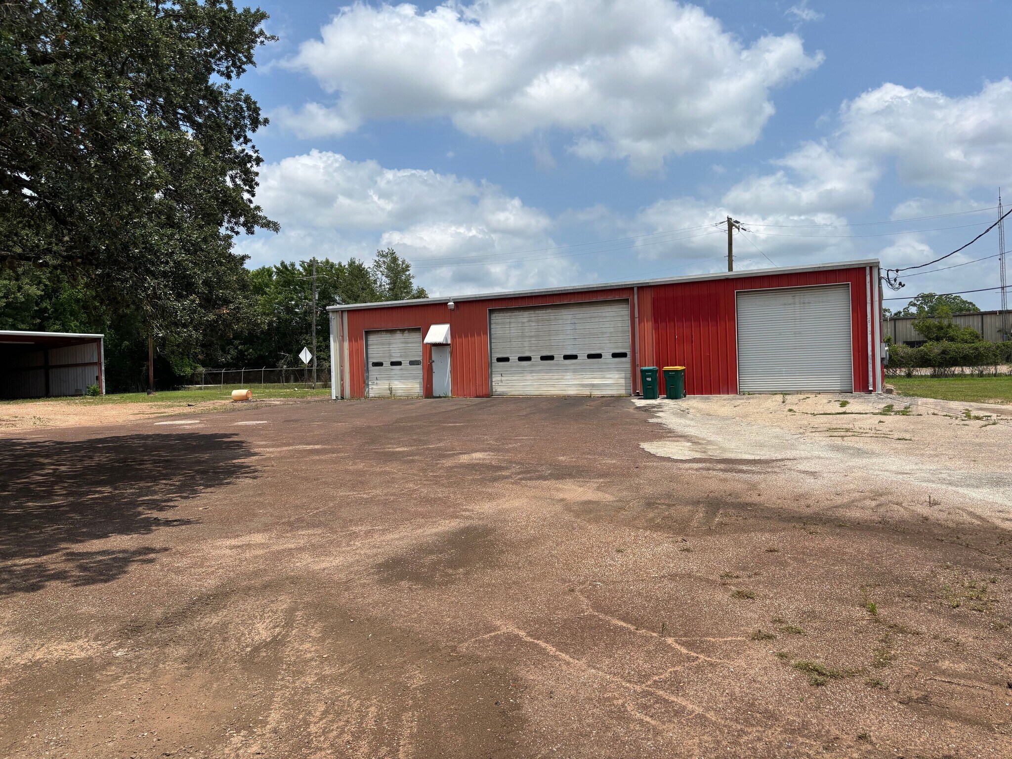 2114 E Davis St, Conroe, TX for lease Primary Photo- Image 1 of 8