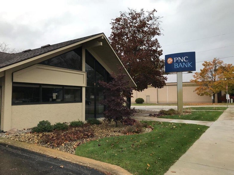 4945 Main St, Onekama, MI 49675