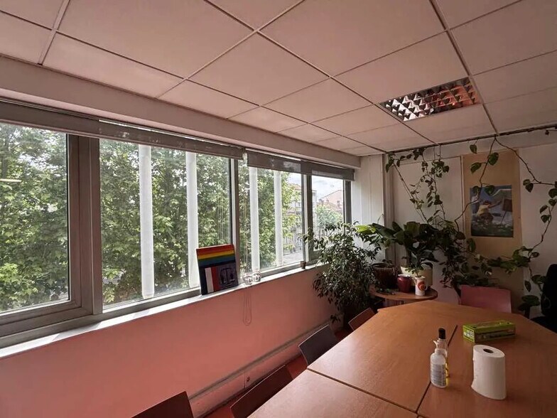 Office in Bordeaux for lease - Building Photo - Image 3 of 10