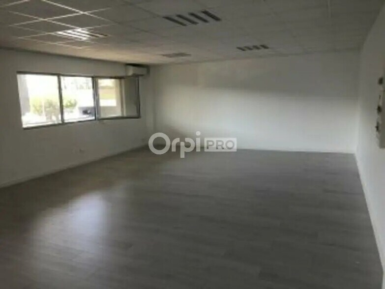 Office in Canéjan for lease - Interior Photo - Image 1 of 6