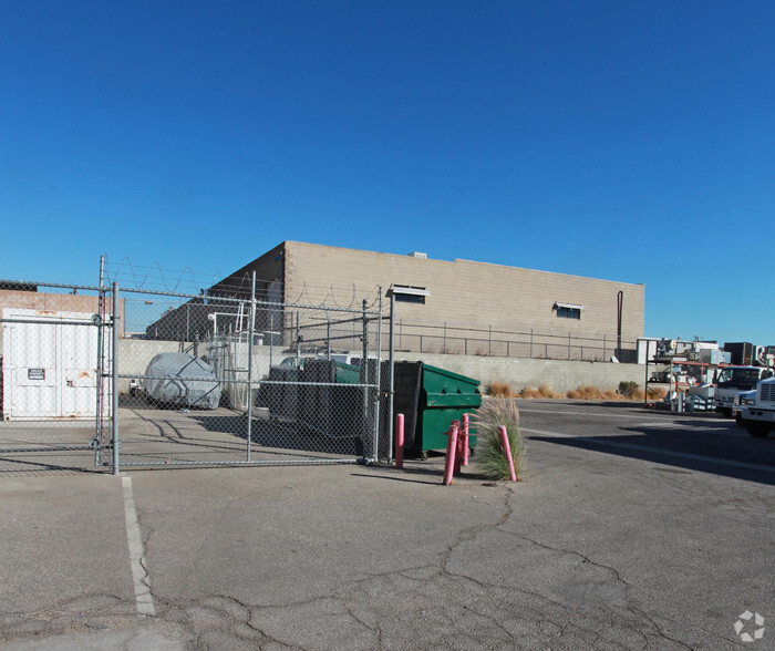 21740-21748 Marilla St, Chatsworth, CA for lease - Building Photo - Image 3 of 4