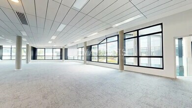 Office in Champagne-au-Mont-d'Or for lease Building Photo- Image 1 of 6