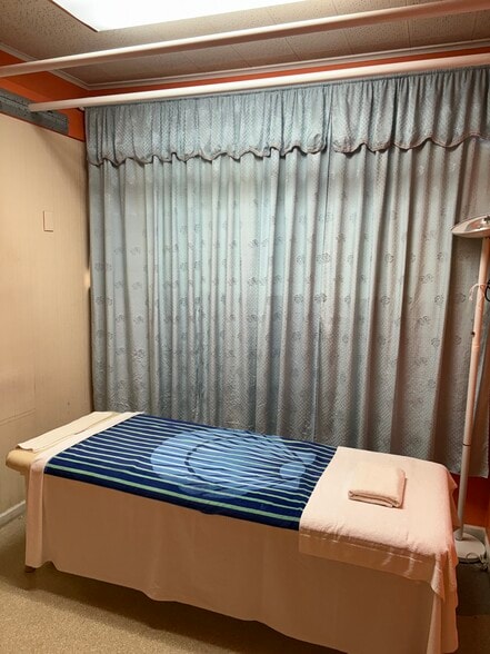 220 E State St, Sycamore, IL for sale - Interior Photo - Image 3 of 11