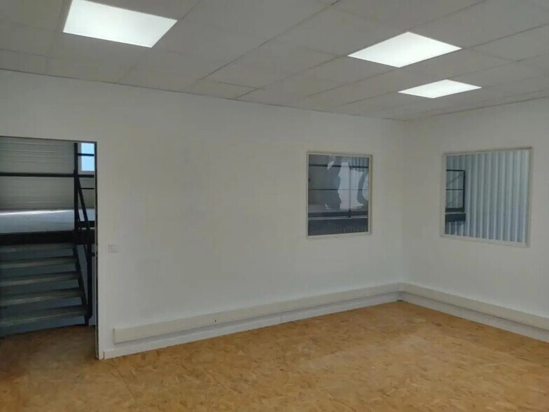 Flex in Vendargues for lease - Interior Photo - Image 3 of 17
