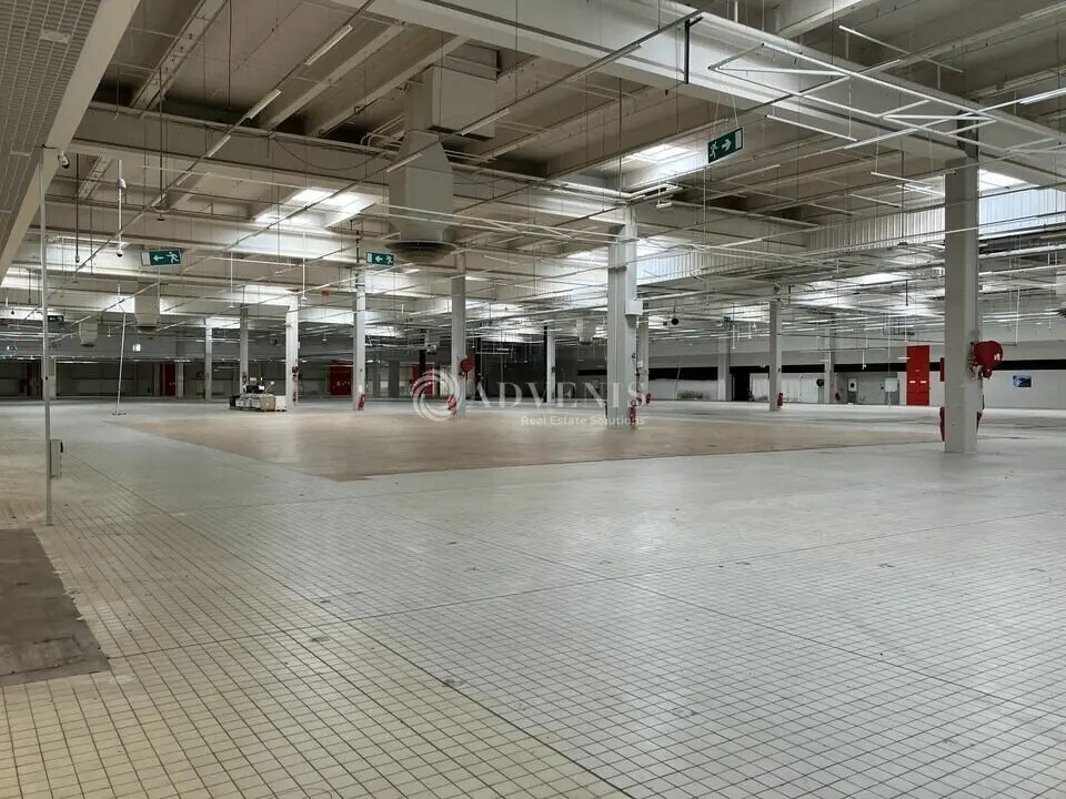 Retail in Saint-Doulchard for lease Interior Photo- Image 1 of 6