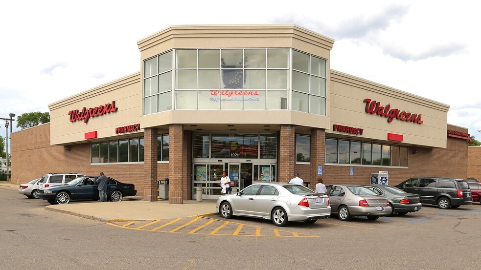 1921 E 8 Mile Rd, Warren, MI for sale - Building Photo - Image 1 of 1