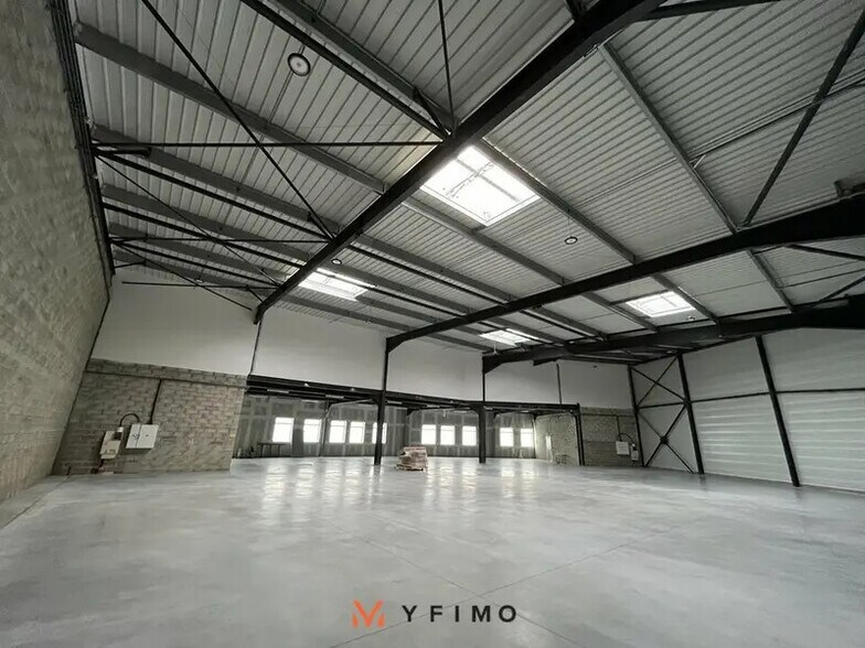 Industrial in Élancourt for lease - Interior Photo - Image 3 of 4