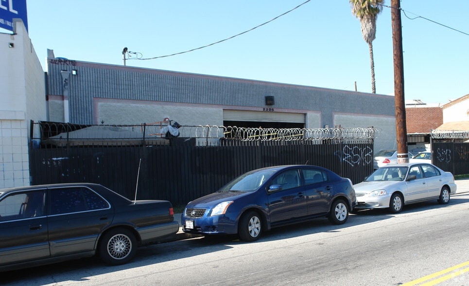 2219-2225 Long Beach Ave, Los Angeles, CA for lease - Building Photo - Image 2 of 6