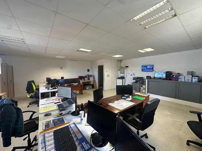 Flex in Rognac for lease - Building Photo - Image 2 of 16