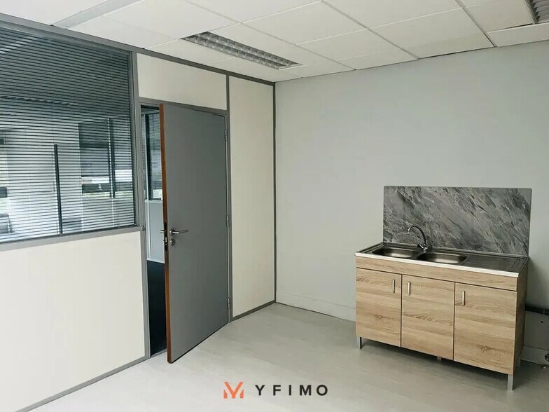 Flex in Trappes for lease - Interior Photo - Image 3 of 5