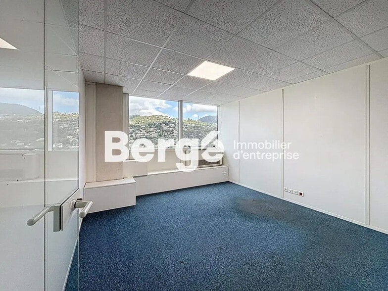 Office in Carros for lease - Interior Photo - Image 3 of 11