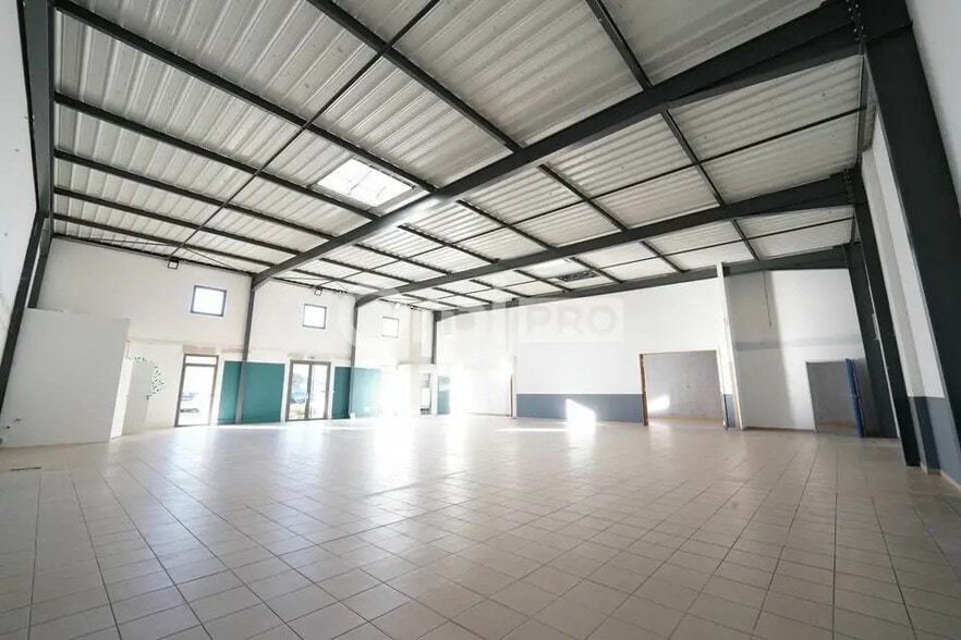 Flex in Lyon for lease - Interior Photo - Image 3 of 8