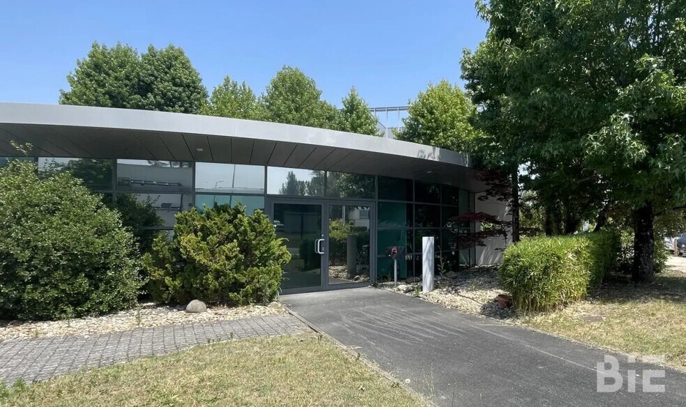 Office in Mérignac for lease - Building Photo - Image 1 of 12
