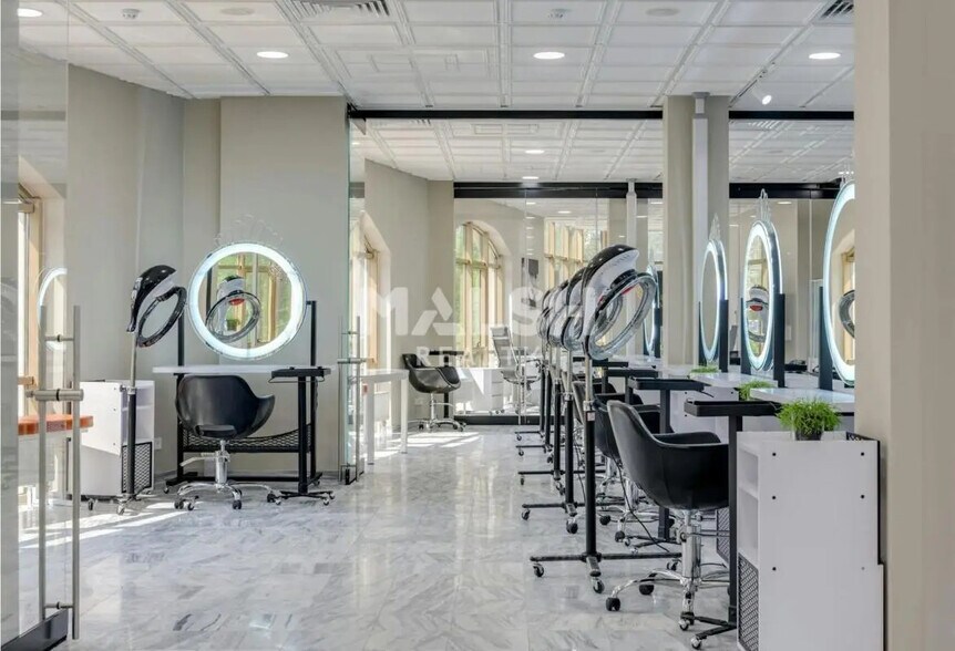 Retail in Lyon for sale - Interior Photo - Image 2 of 4