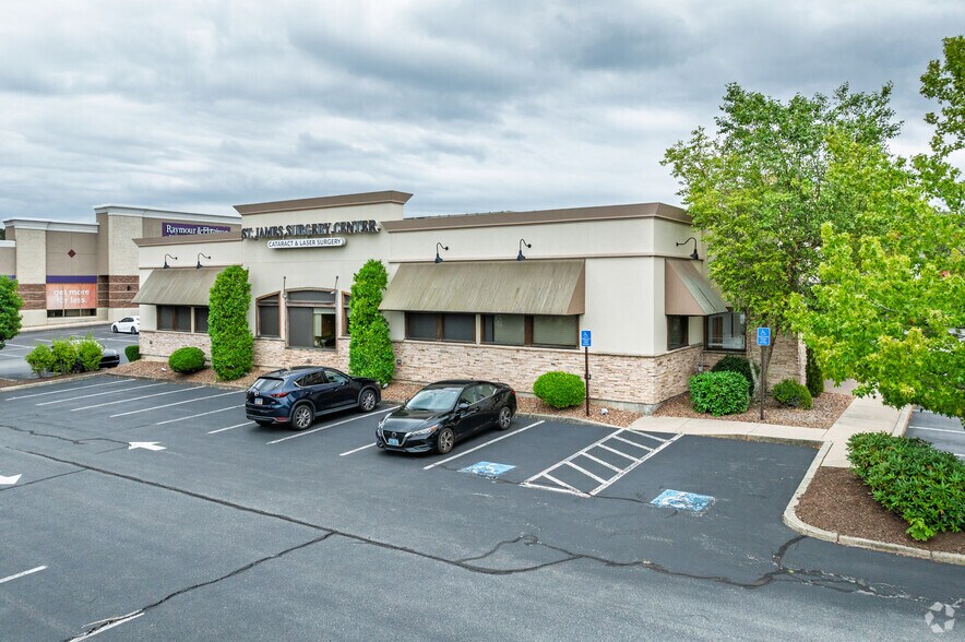 444 Quaker Ln, Warwick, RI for sale - Primary Photo - Image 1 of 1