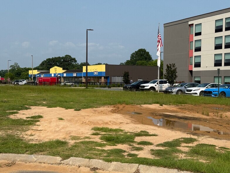 104 Holiday Ct, Byron, GA for sale - Building Photo - Image 1 of 1