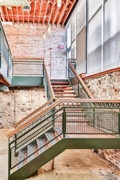 168 E Highland Ave, Elgin, IL for lease - Building Photo - Image 2 of 9