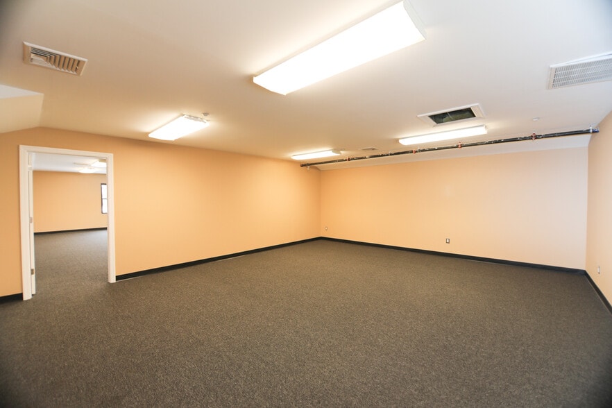 8 Revolutionary Rd, Ossining, NY for lease - Interior Photo - Image 3 of 57