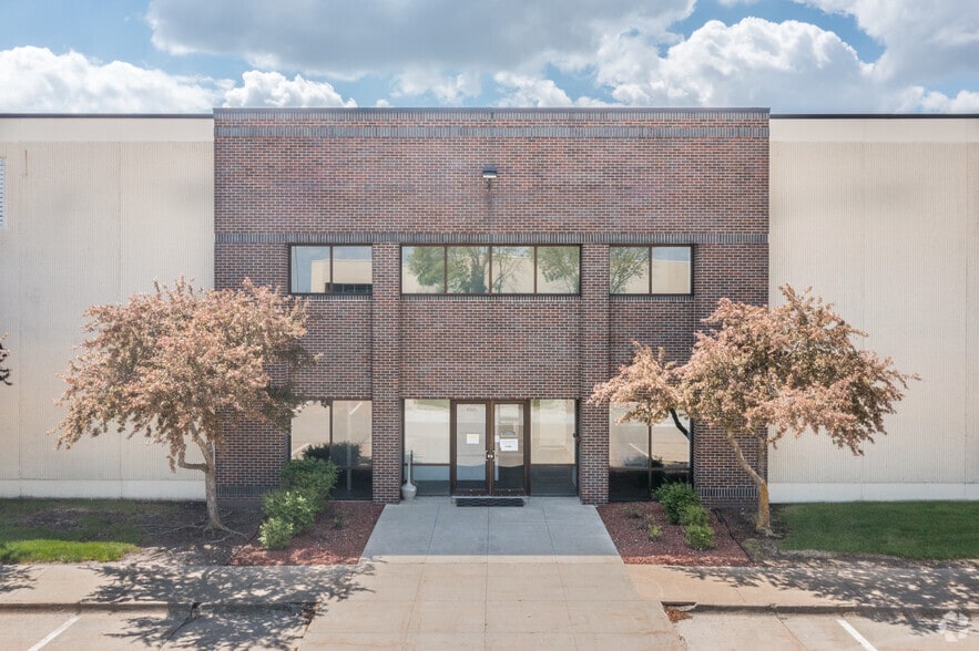 4360 112th St, Urbandale, IA for lease - Building Photo - Image 3 of 9