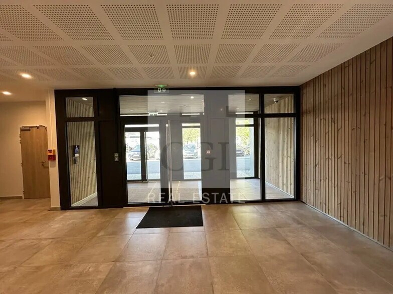 Flex in Grenoble for sale - Building Photo - Image 3 of 7